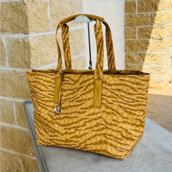 Michael Kors Michael Bag Large Tote zebra print Yellow mustard NWT Authentic - Picture 3 of 7